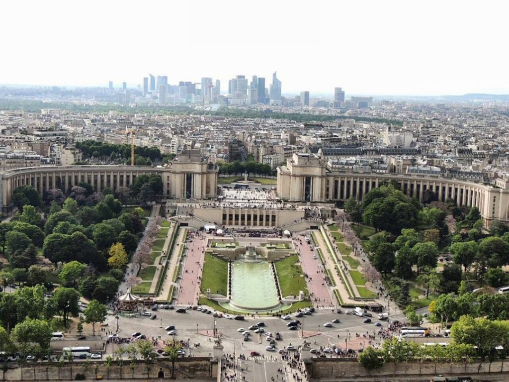 Place du Trocadéro et Palais Chaillot, une charmante beauté vu depuis la Tour Eiffel.&hellip;