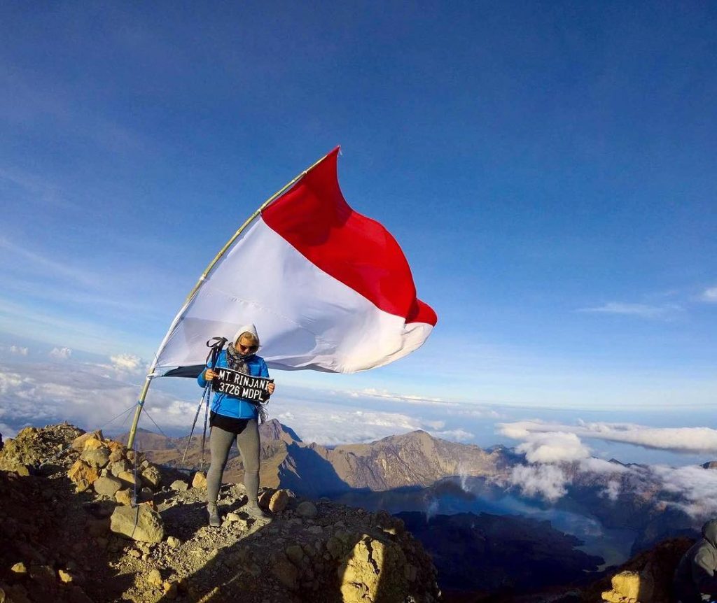 Summits for sunsets! Gunung Rinjani, 3726 m. Can’t wait to be back in the…