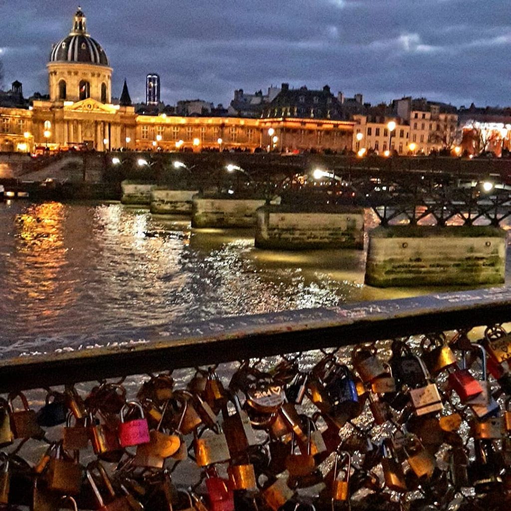 Beautiful Paris @living_destinations @hello_worldpics @beautifuldestinations @beautiful_planet17 @ @ #paris #lights #goodvibes #love #merveillesdefrance #myparis…
