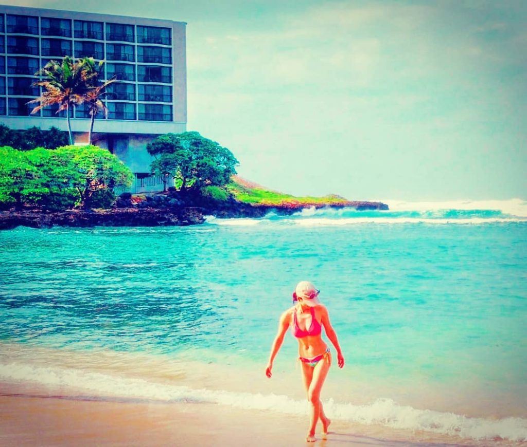 Turtle Bay Oahu . ホテルの横にあるビーチ . publicだけど ホテル滞在者は タオルに ビーチチェア、パラソル 使えるので快適 . お腹が空けば…