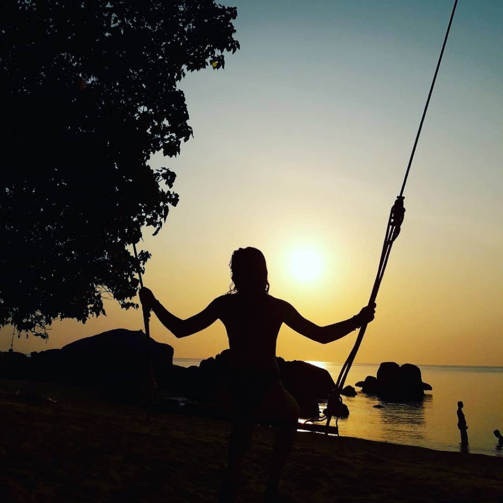 Swinging towards the sun @living_destinations @hello_worldpics @thailand_travel_tips1@beautifulworldphotography1@beautiful_world__pictures @@topthailandphoto @amazingthailand @unlimitedsunset @thailand_gram #khotao #khotaoisland #thailandtourism…