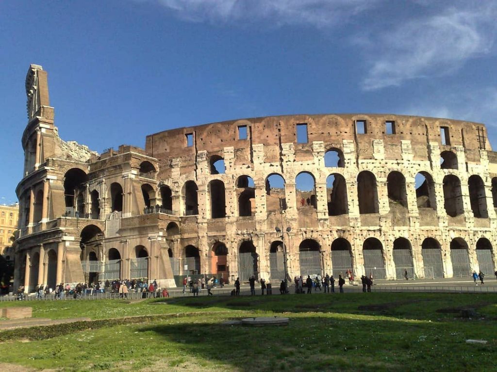 Passeio imperdível em Roma, o Coliseu é uma das 7 Maravilhas do Mundo Moderno.&hellip;