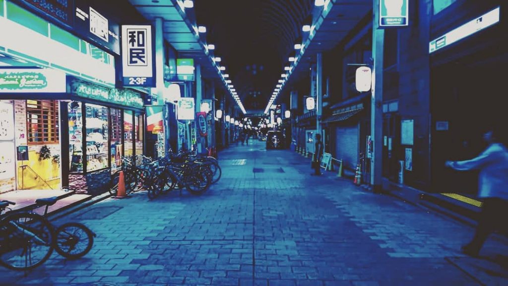 Souvenir du pays soleil levant ???????? … personne dans les rues la nuit #tokyo…