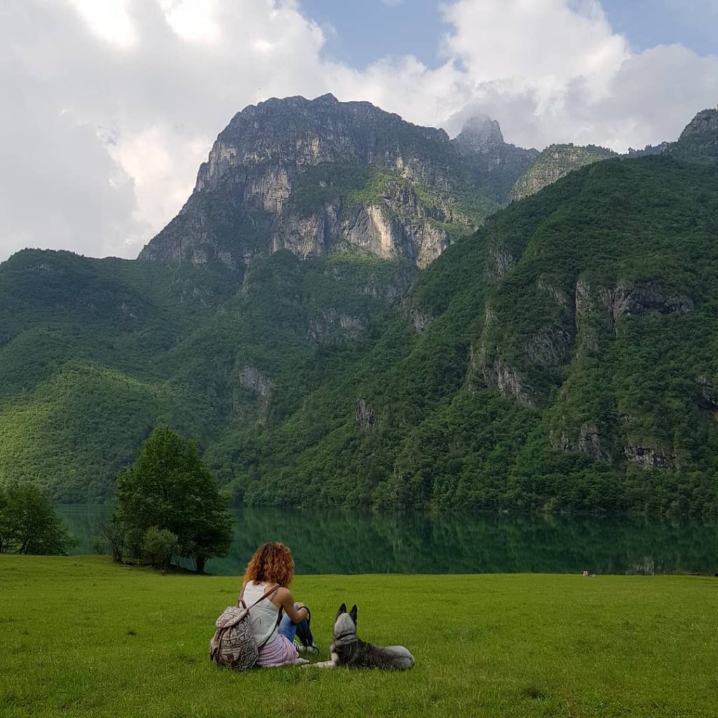 #siberianhusky #huskypuppy #huskygirl #huskyofinstagram #meandyou #iloveyou #huskydog #lagodelmis #sospirolo #mountains #lake #view #landscape #naturephotography…