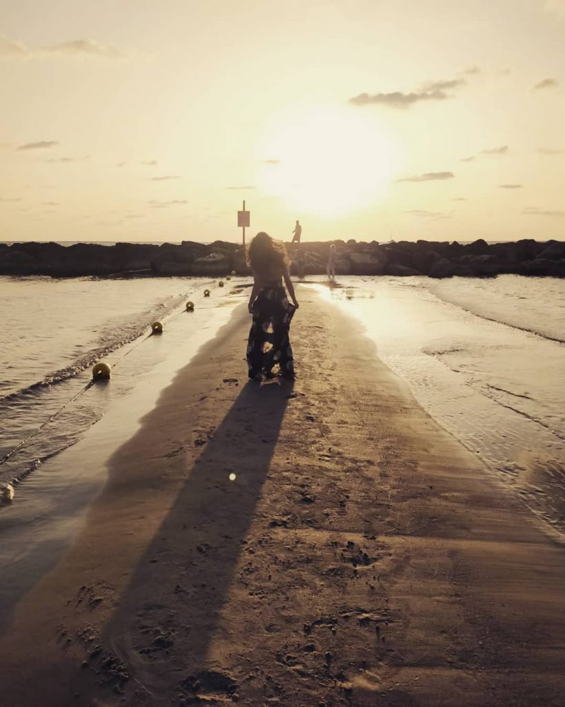 Walking into the sunset #telaviv #sunset #tramonto #israel #Asia #sea #mare #spiaggia #mediterraneansea #iamtb&hellip;