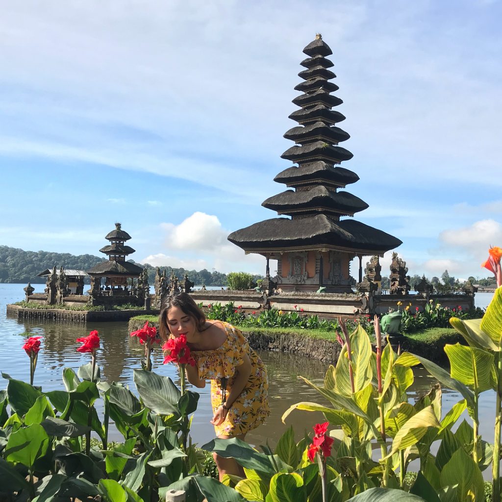 Fall in love Bali #ulundanuberatantemple #bali #ubud #indonesia_paradise #viajandosola #travellingalone #instamodel #lovetravel #lovebali #templeinbali&hellip;