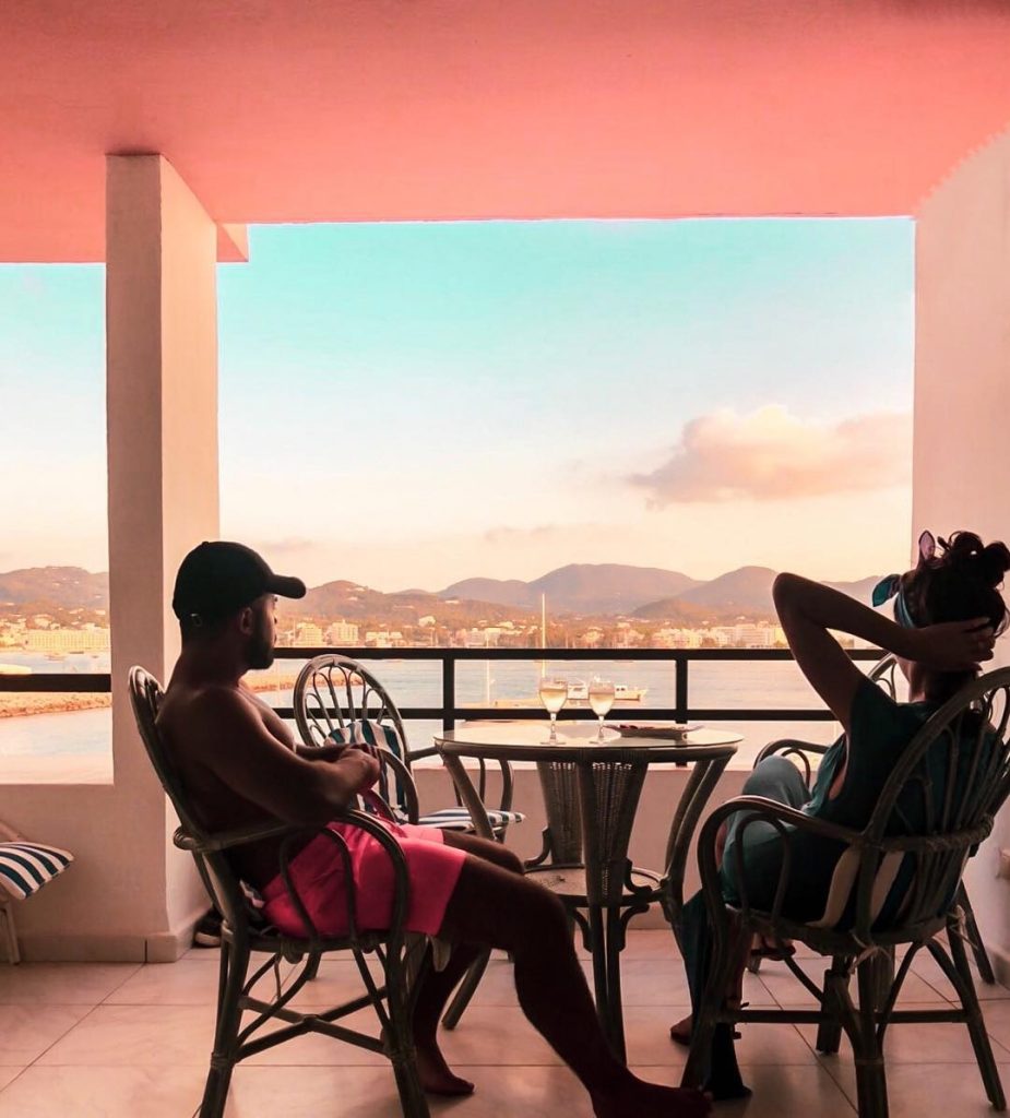 Cheers???? Best place to watch the sunset. [•••] #ibiza #airbnb #sunset #santantonideportmany #couplefeelings #travelphotography…