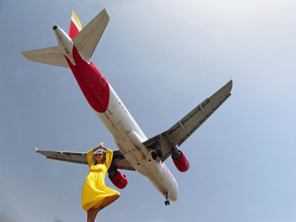 Vor dem Flughafen Arrecife/ Lanzarote, am #puntamontañosa kann man die Flugzeuge bei der Landung…