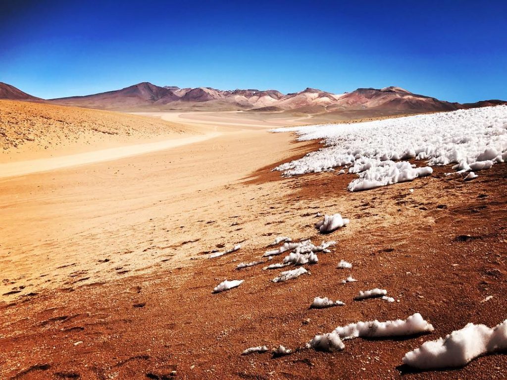 ‪Driving across the Desierto de Siloli and suffering with the 4543m altitude but it’s&hellip;