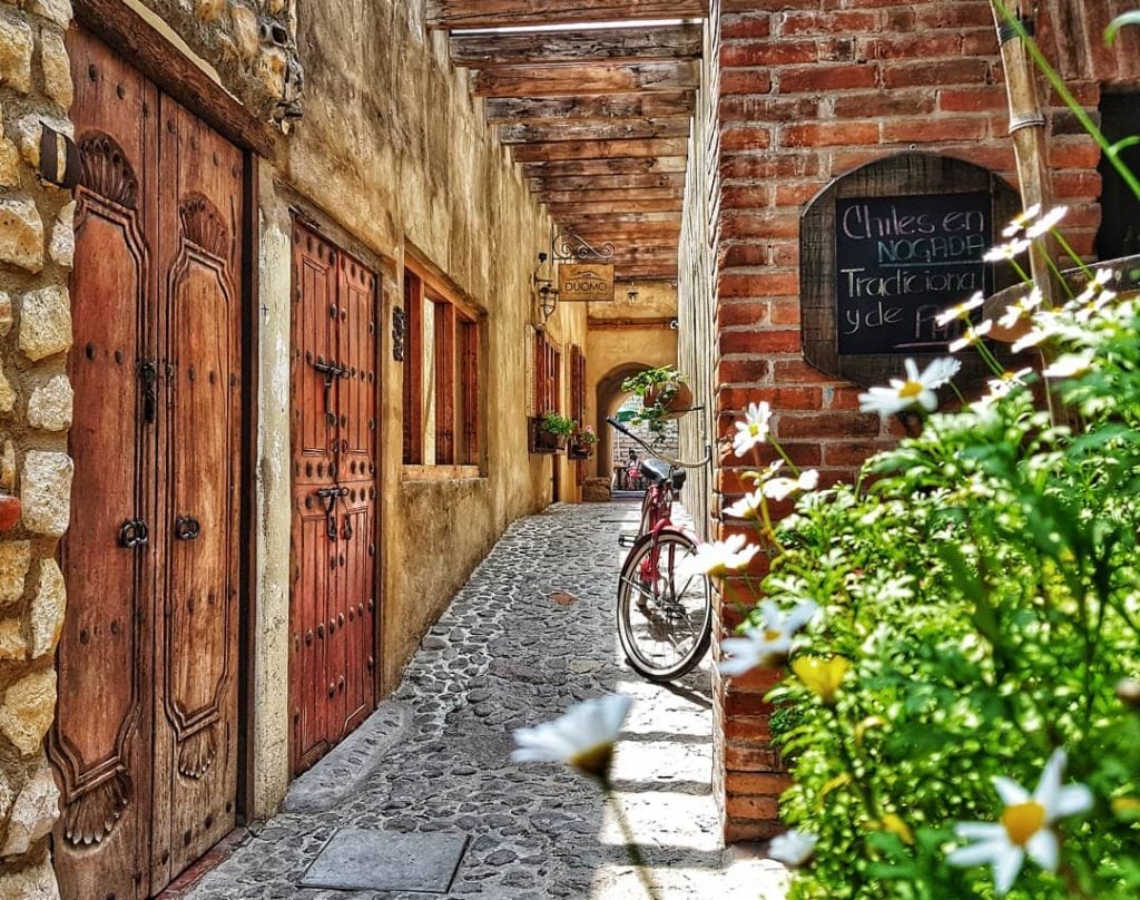 Val’Quirico Un pequeño pueblo tipo italiano en México. Tag someone who would love this…