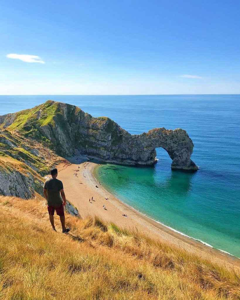 Durdle Door is truly gorgeous and shines out during summer! Have you been to&hellip;