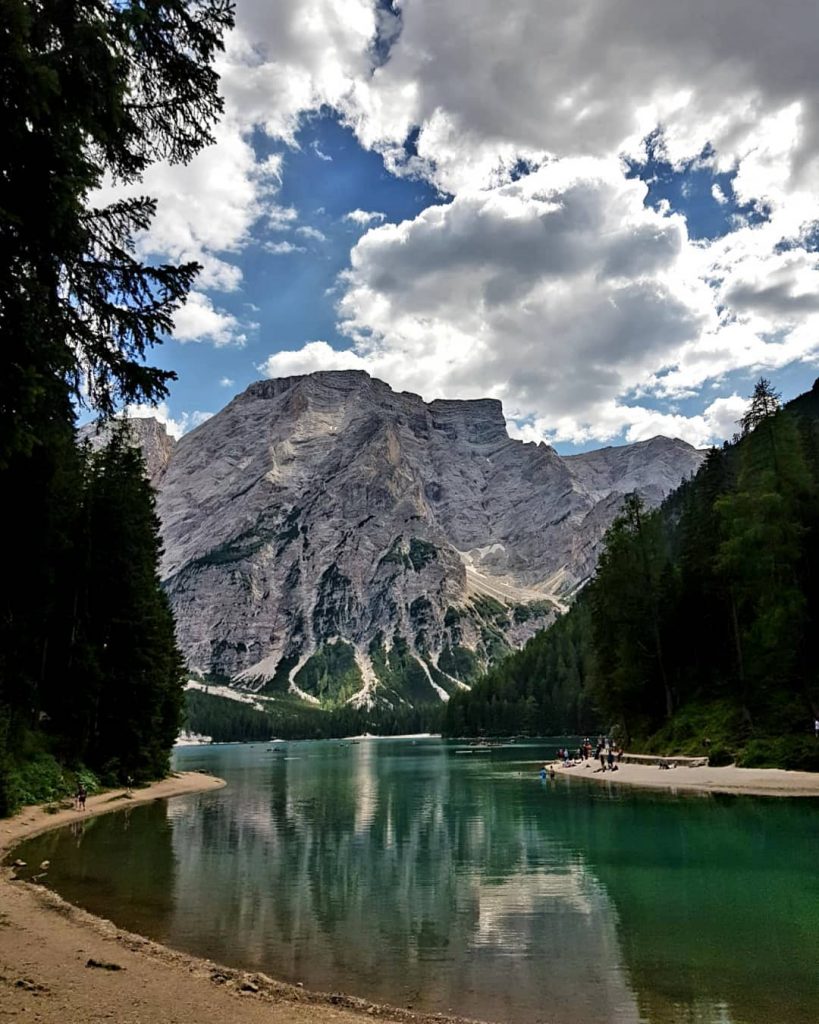 Postcard #postcard #lagodibraies #braies #lake #trentino #sudtirol #visitsouthtyrol #altoadige #dolomiti #italy #igersitalia #igersmood #mountains…