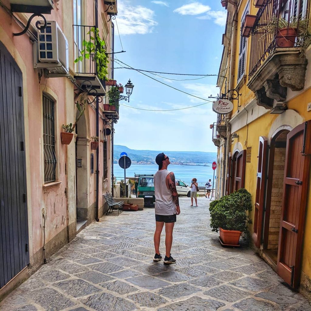 #travelling through the side streets of #pizzo #italy #reasonstoroam #bnesimppl