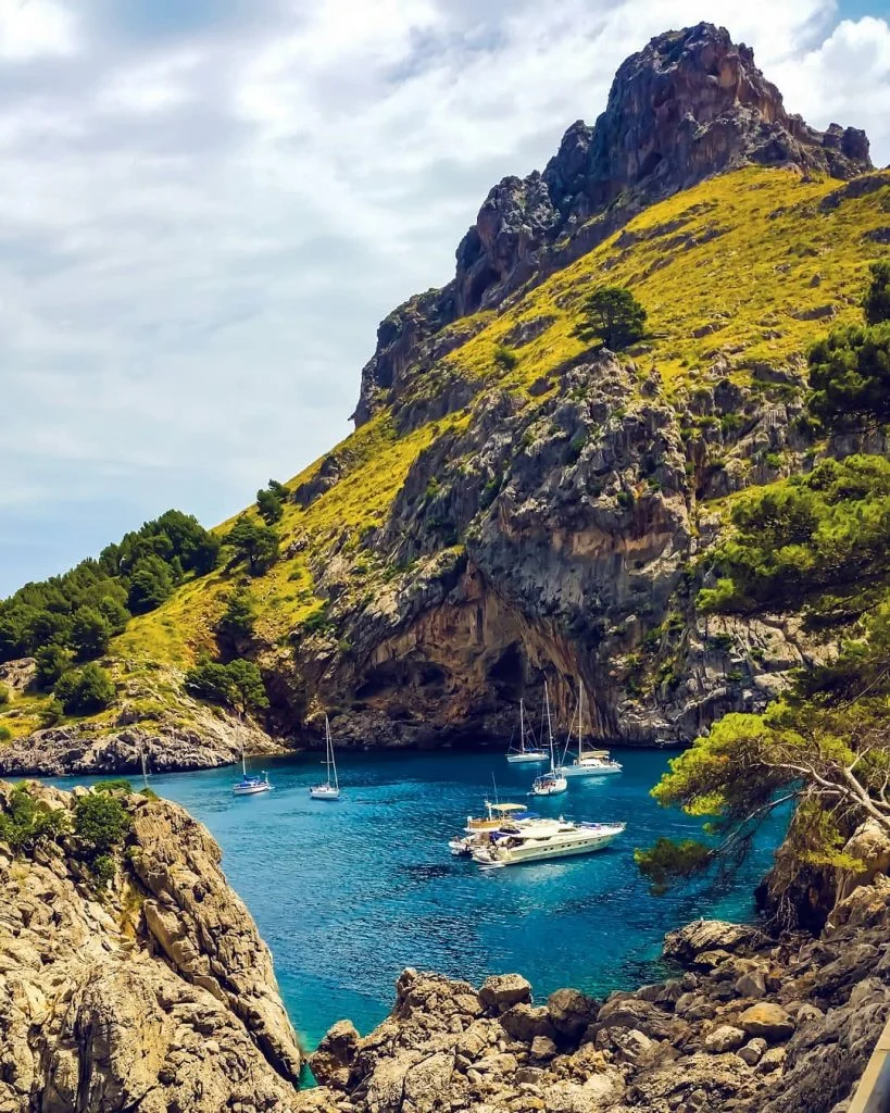 Sa Calobra . . #yuliyakarpova_ph #inlovewithmallorca #mallorcastyle #mallorcagram #mallorcaluxurylifestyle #travelstoke #mytravelpics #travelphotography #travelcommunity #travel_drops&hellip;