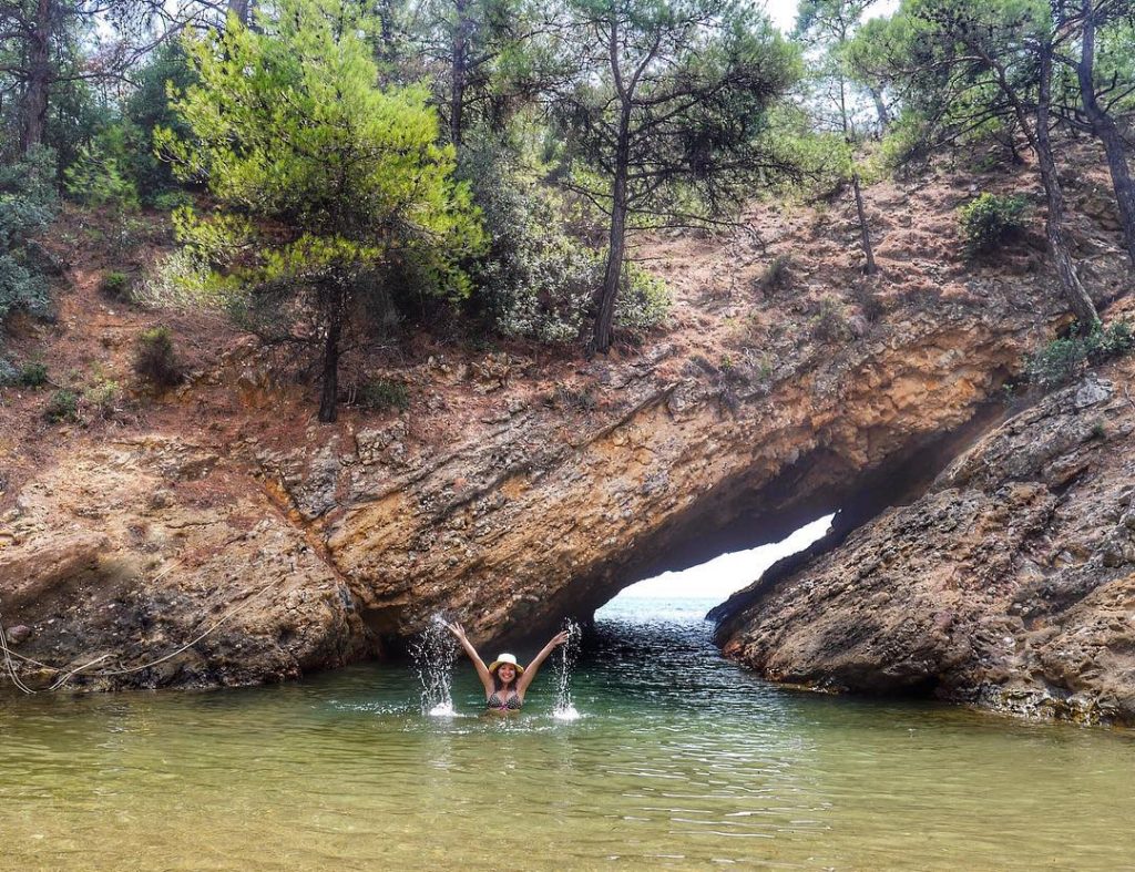 Mermaid cave vibes . . . #travel #travelgram #wanderlust #lifewelltravelled #instatravel #travelbug #traveladdict #globetrotter&hellip;