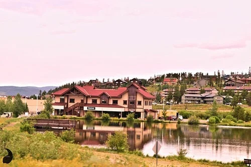 Loads of small town charm and rustic vibes when visiting Rocky Mountain National at&hellip;