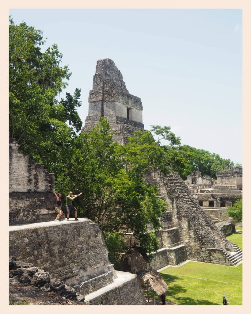 Inmens temple 1 del jaguar en el parc de Tikal. Som diminuts al costat&hellip;