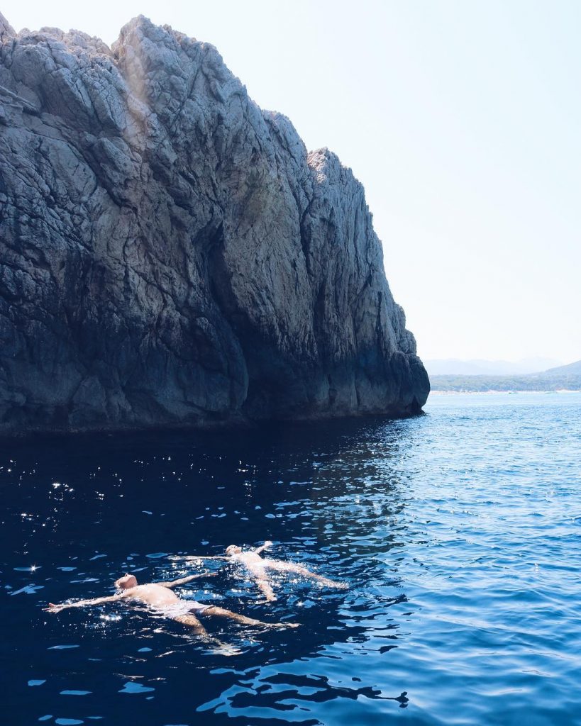 Lazy afternoons floating in the blue . . . . . . #spain_visit #primerolacomunidad&hellip;