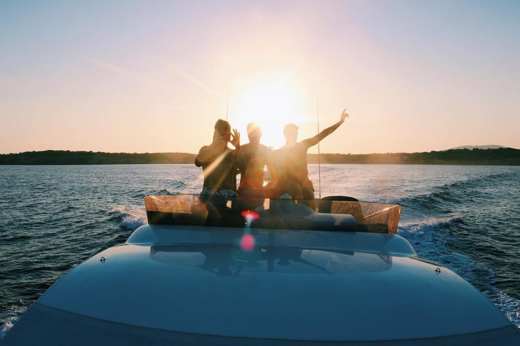 Sunset cruising . . . . . . #spain_visit #primerolacomunidad #besteurope #besttravelphoto #bestcommunity #chasinglight&hellip;