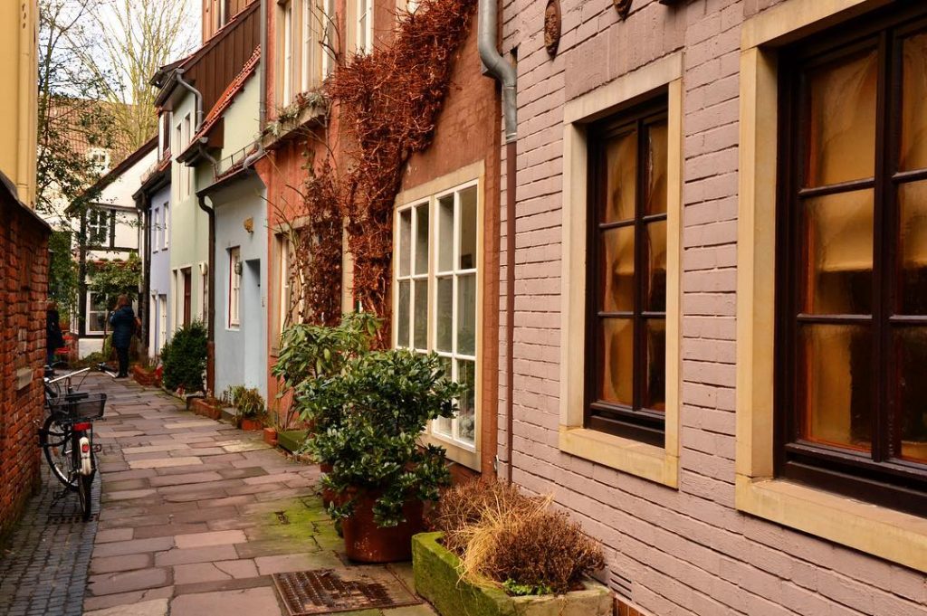 Wandering the narrow alleys of the oh so cute Schnoorviertel in Bremen. #bremen #germany&hellip;