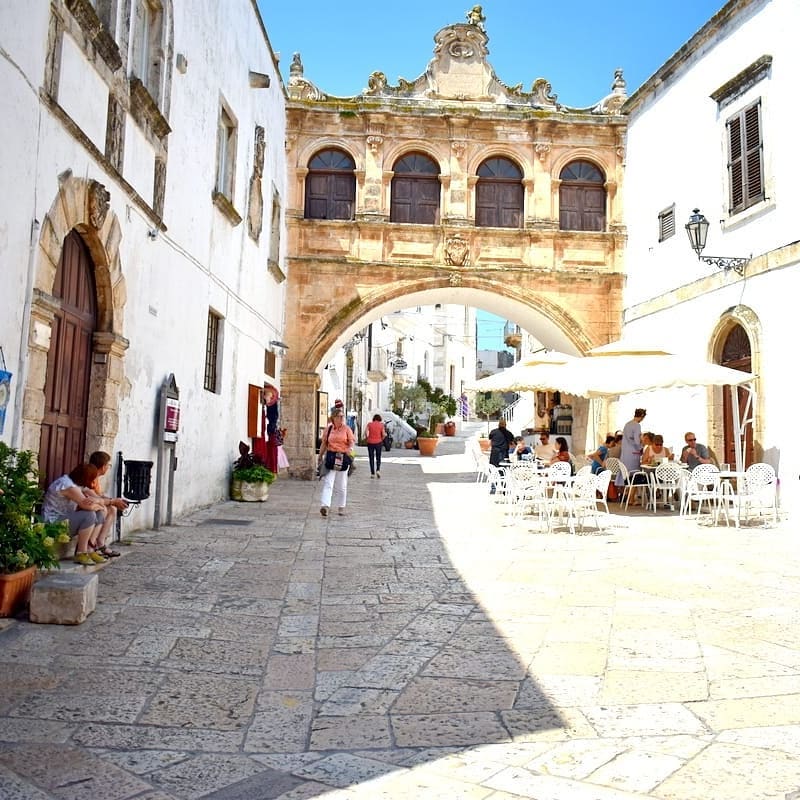 Pequeñas cuestas separaban el nuevo Ostuni, más gris y bullicioso, del precioso y relajante&hellip;