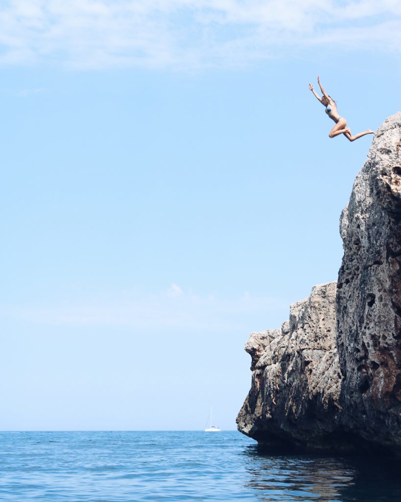 Jumping into the weekend like . . . . . . #spain_visit #primerolacomunidad #besteurope&hellip;
