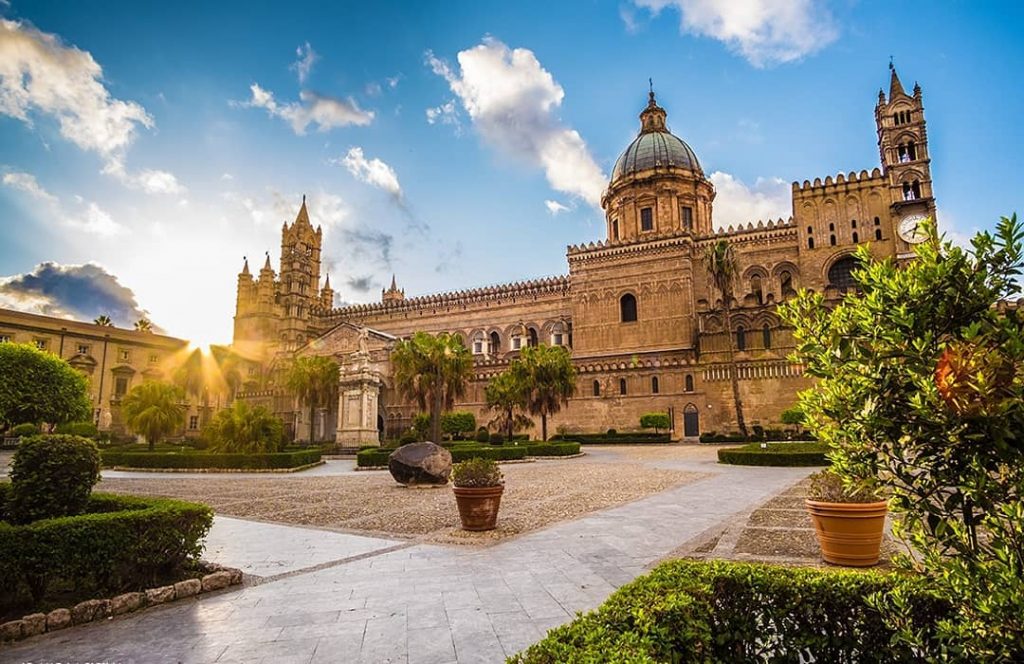 Sicily ???????? #palermo #cathedral #dallasblogger #bnesimppl #girlsjustwanttotravel #lifewelltravelled #wanderlust #ladiesgoneglobal #beautifulmatters #dametraveler #wearetravelgirls #sheisnotlost&hellip;
