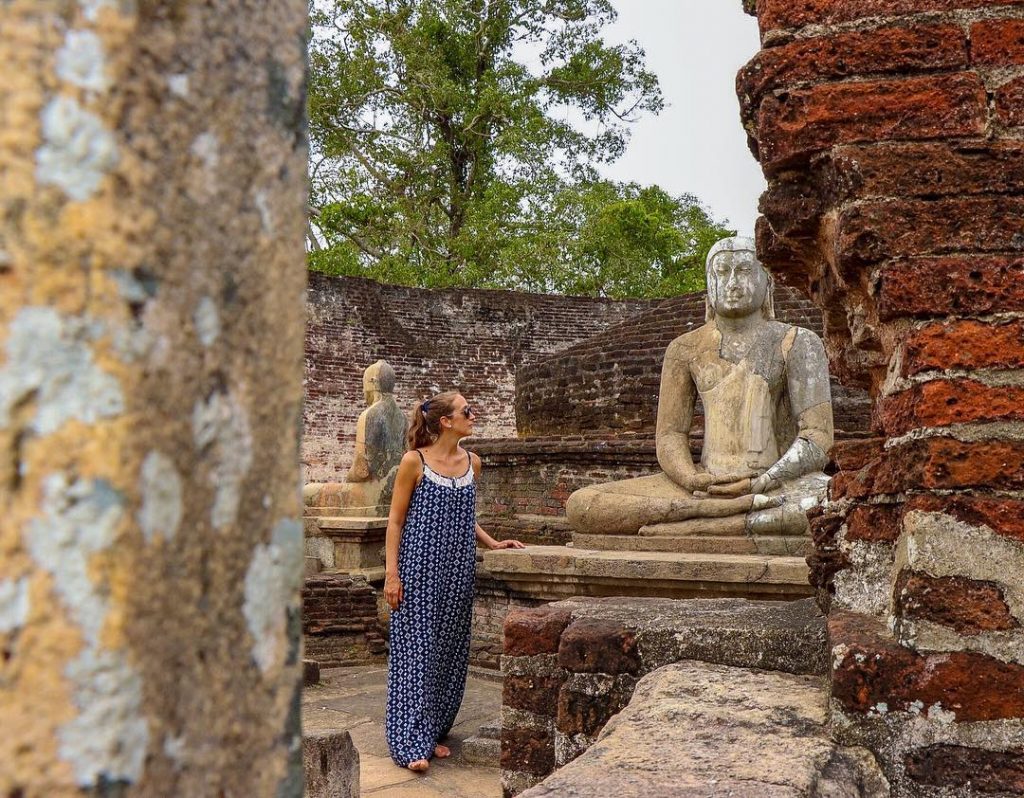 Entre ruinas ~ no esperábamos encontrarnos con tantos templos, ruinas y estupas en Sri…