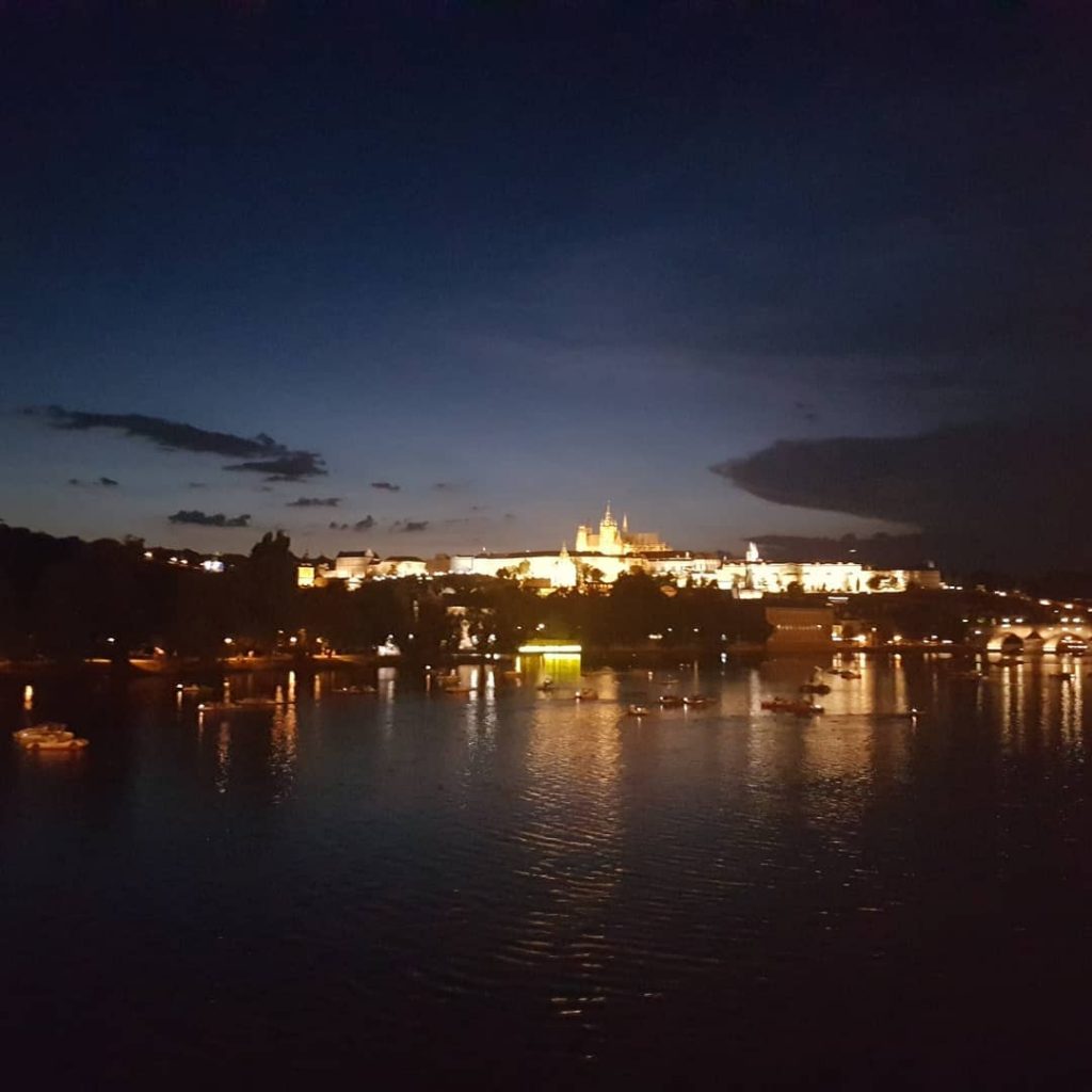 Praha . #nofilter #prague #praha #castle #oldtown #charlesbridge #tschechien #tcheckrepublic #walking #profissaoturista #instatravel #iamtb…