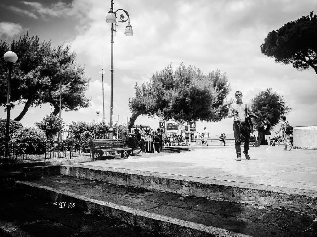 Gate number 8 or 9? #porto #sorrento #sorrentocoast #sorrentoitaly #sorrentoport #sorrentoporto #surrentum #surriento #volgoitalia…
