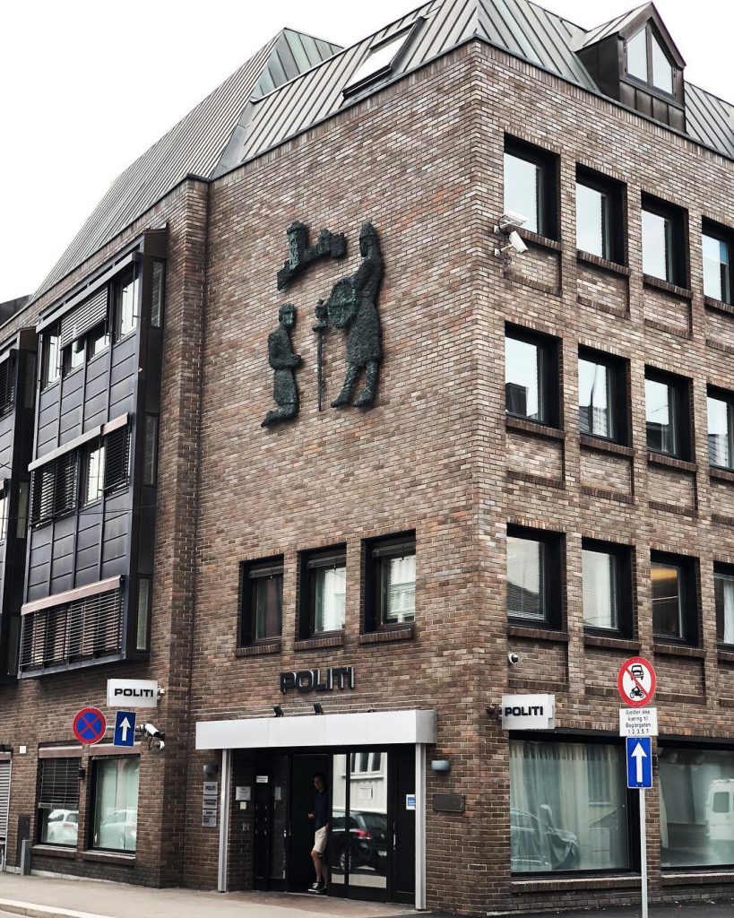 Police‍️‍️ #travelblogger #travelphotography #traveldiaries #tønsbergwalkingstreet #blurry #sightseeing #lovetravel #naturelovers #norwegiangirl #desi #paki #followmeforfollownottounfollow #instapic…