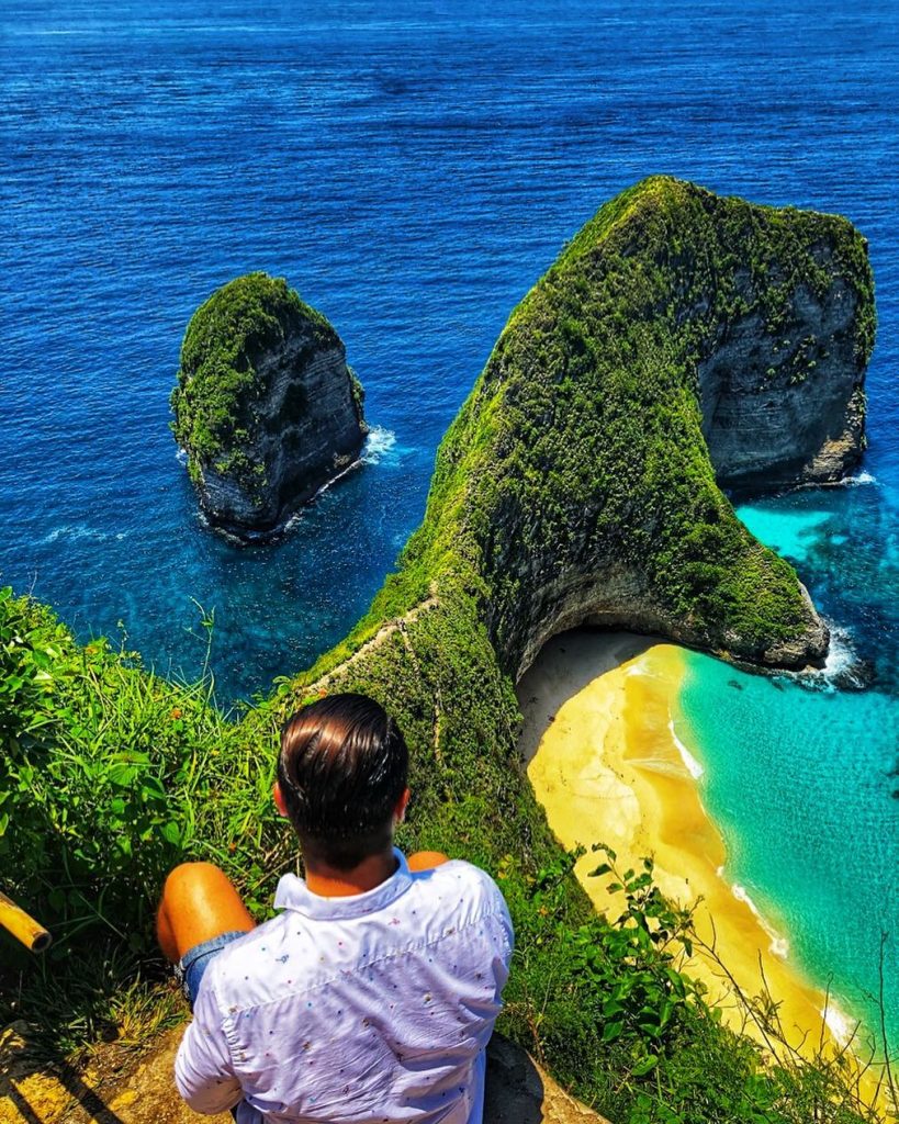 Gorgeous view above #kelingkingbeach Nusa Penida In Bali Explore the world in comfort #aroundtheworld&hellip;