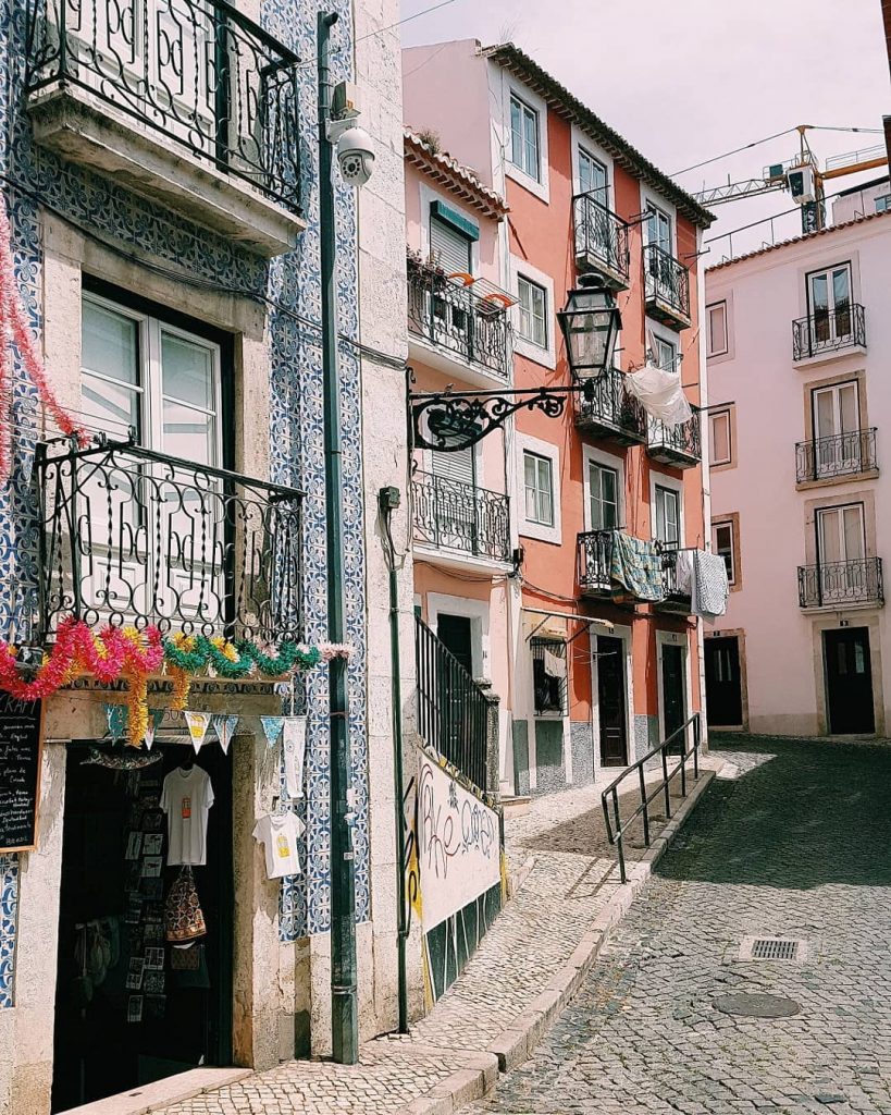 Bye Lisbon! . . . . #steetlife #girlaroundworld #paris #travelinladies #thegypsymovement #iamtb #parisienne #girlsthatwander&hellip;