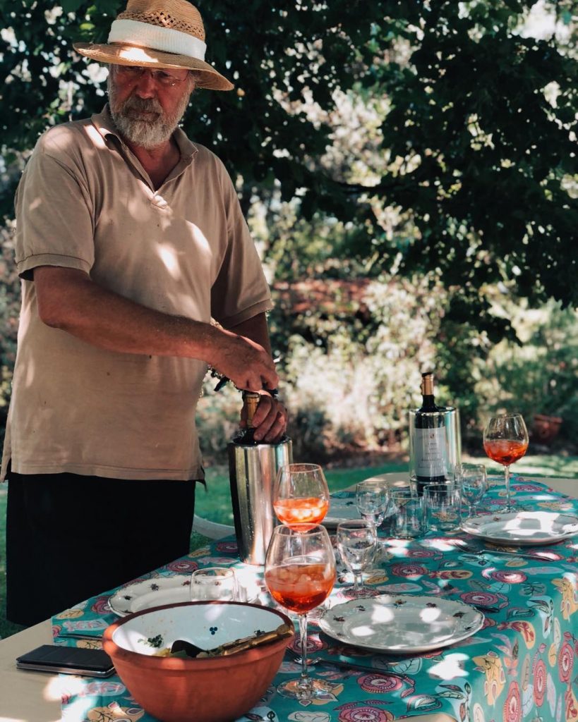 El español que abre la botella de vino español debajo de une arbol español…