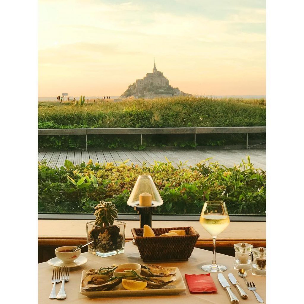 The night is still young ???? #best_internationalfood #foodie #yum #trip #mytrip #foodtraveller #oysters #montsaintmichel&hellip;