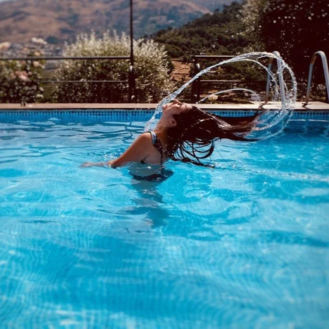 Splash ???? . . . #splash #water #water_shots #hair #longhair #hairflip #pool #poolparty #ilovedouro&hellip;