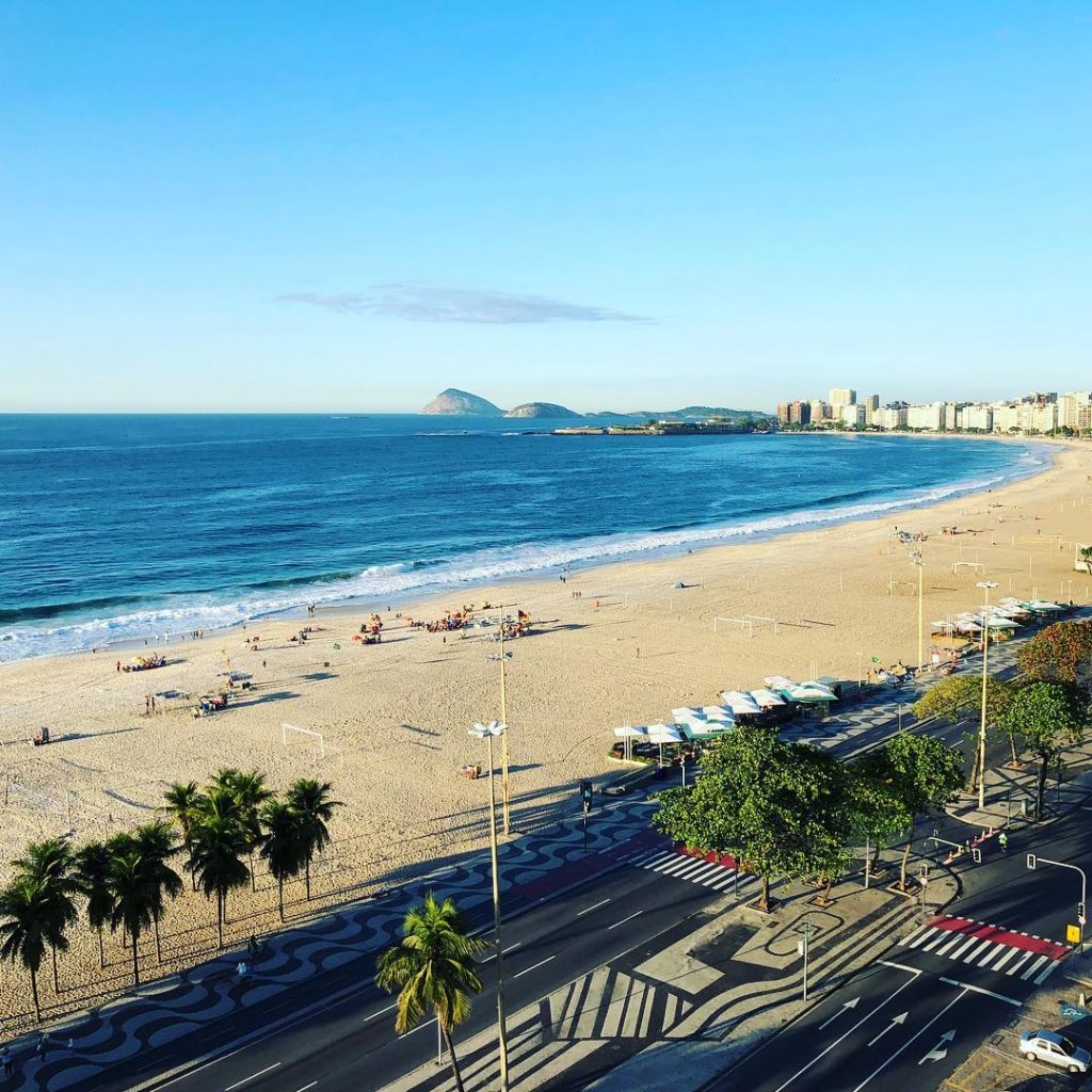 Benvenuti in Brasile parte 2! Buongiorno da Copacabana • • • • • #inviaggio&hellip;