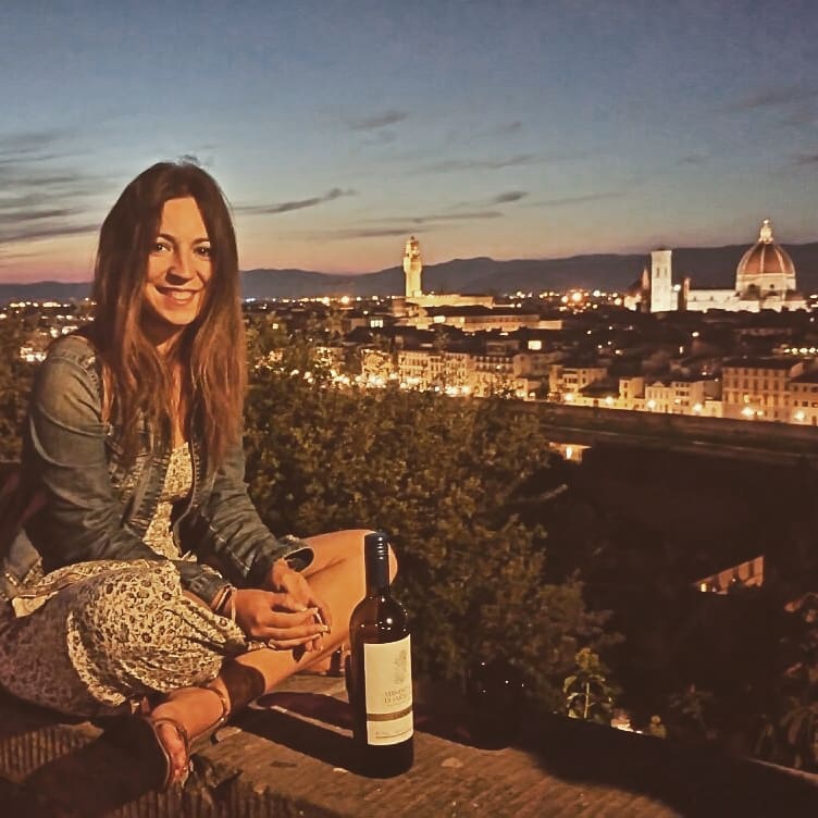 ¿Alguien se apunta a una copa de vino en F L O R E&hellip;