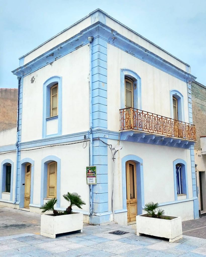 Palazzina di Calasetta. . #lauralaccabadora #top_italia_photo #iamtb #travel #lifestyle  #travelawesome #lanuovasardegna #visitsudsardegna #architecture #unknownplace&hellip;
