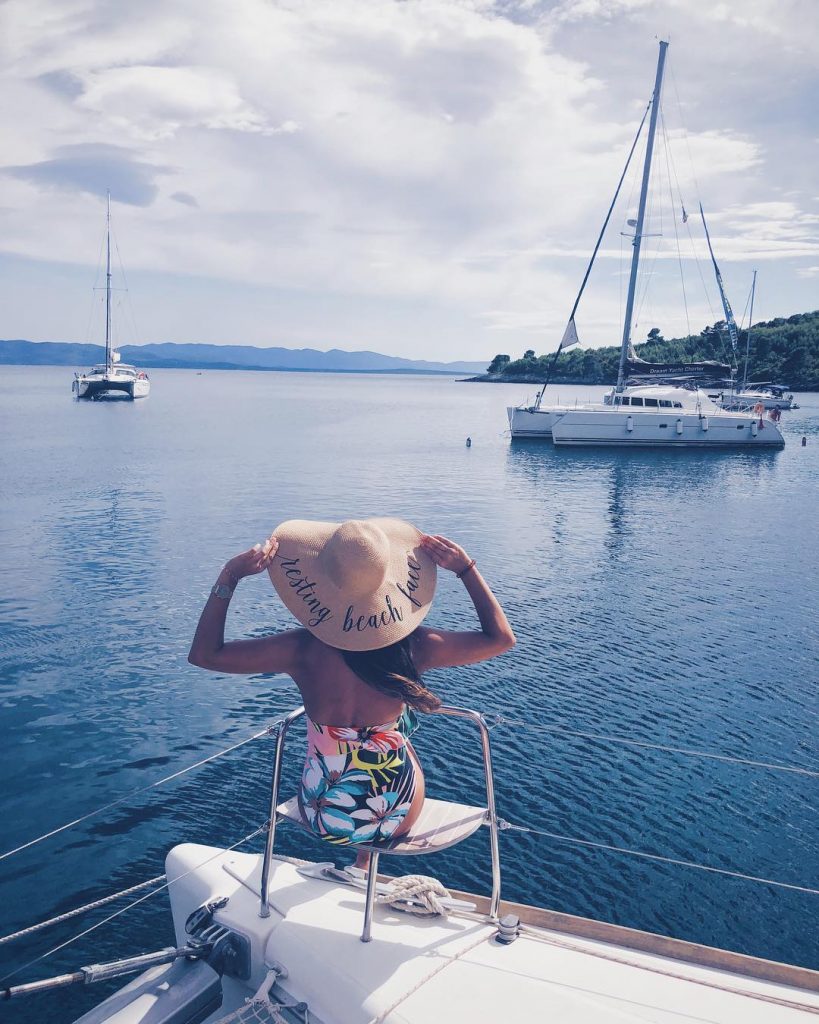 Resting beach face #chapeushamuitos #summerineurope #sailingincroatia #sailing #sailinginstagram #restingbeachface #iamtb #girlslovetravel #adriaticsea #bnesimppl #croatia…