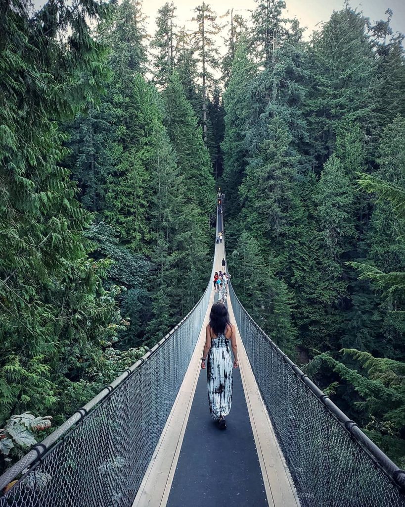 А это навесной мост, шатает прилично, когда идешь в толпе, а толпа там почти&hellip;