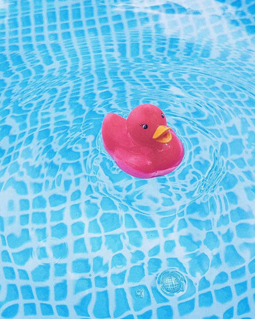 Bateau sur l’eau, la rivière, la rivière. . . . . #streetlife #girlaroundworld #paris&hellip;
