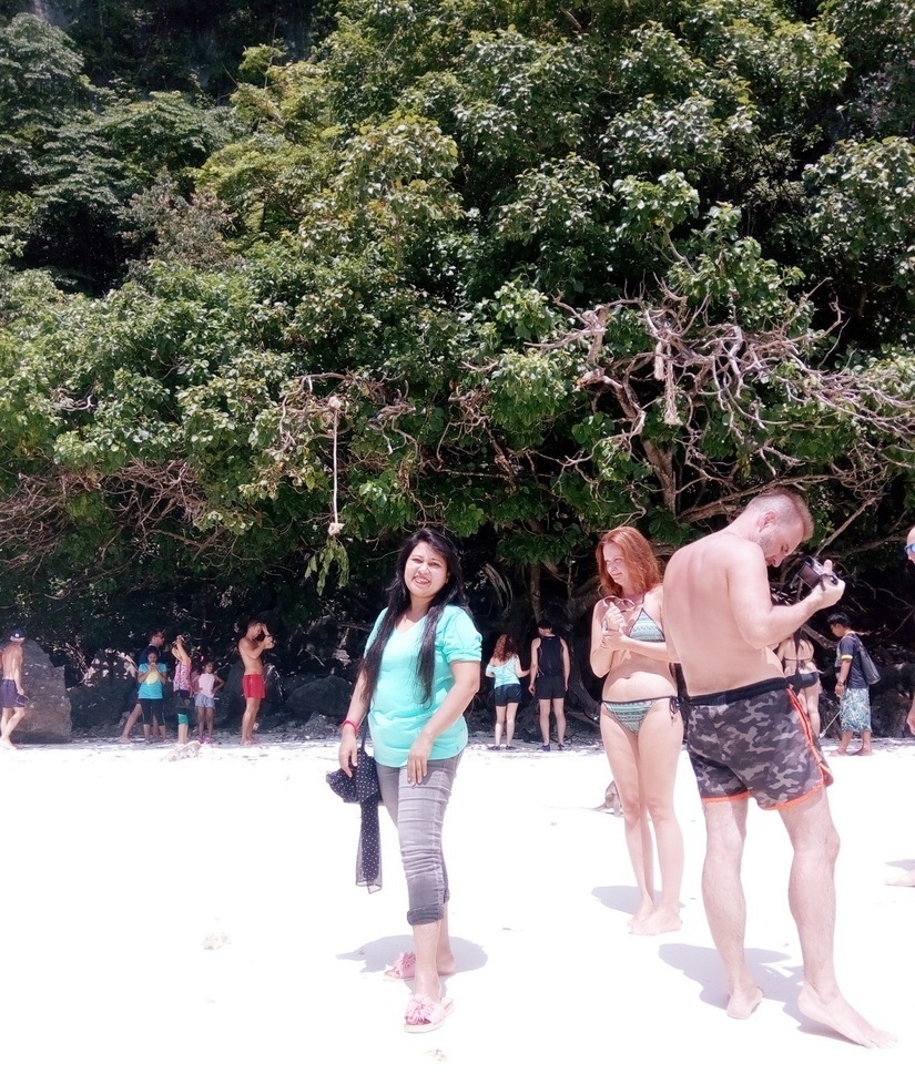 At Phi Phi Island monkey beach #folkmagazine #thailand #exklusiveshot #visualsofearth #beautifuldestinations #ilovetravel #amazing #hermanosviajeros&hellip;