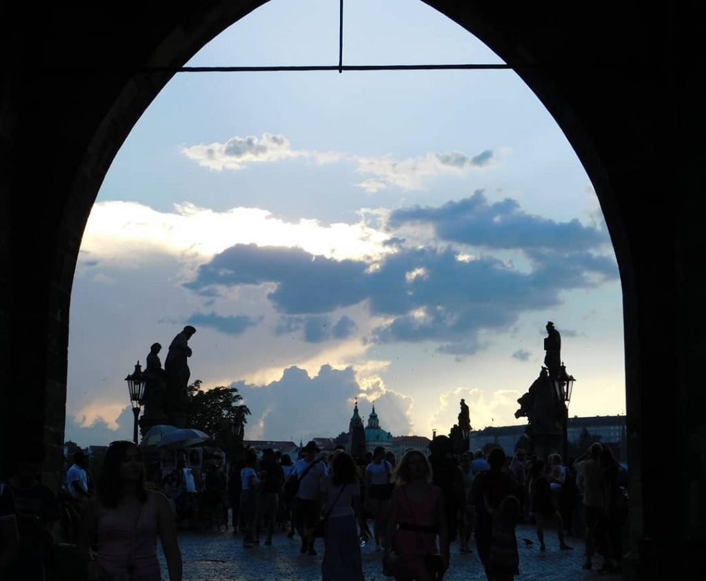 Uma noite de verão em Praga . #nofilter #prague #praha #castle #oldtown #charlesbridge #tschechien…