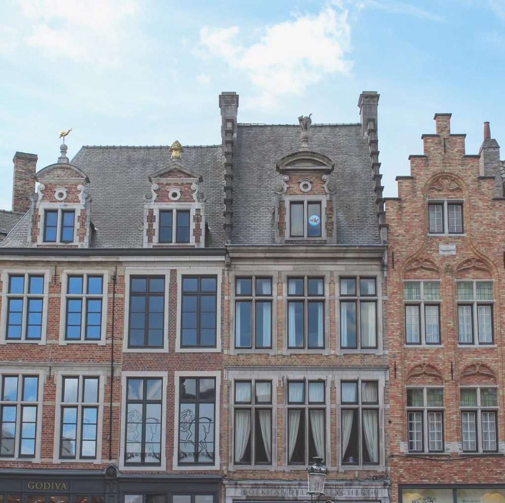 This is a picture from Brugge. The houses here are very old. . .…
