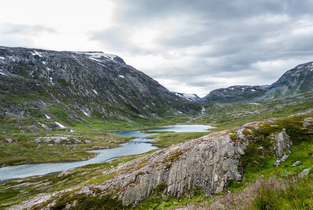 Grotli, med Strynsfjellet innover fjellene mot venstre. Litt senere kommer veien ned til Geiranger.&hellip;