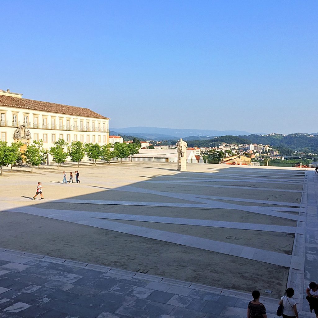 ???????? Inicialmente confinada ao Palácio Real, a Universidade foi-se estendendo por Coimbra, modificando a&hellip;