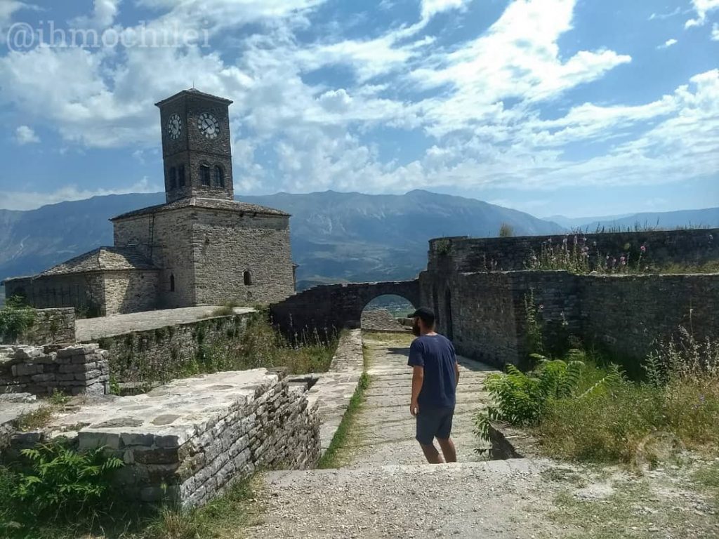 Gjirokaster – Albânia ???????? . . A cidadela (castelo) de Gjirokaster está aberta aos…