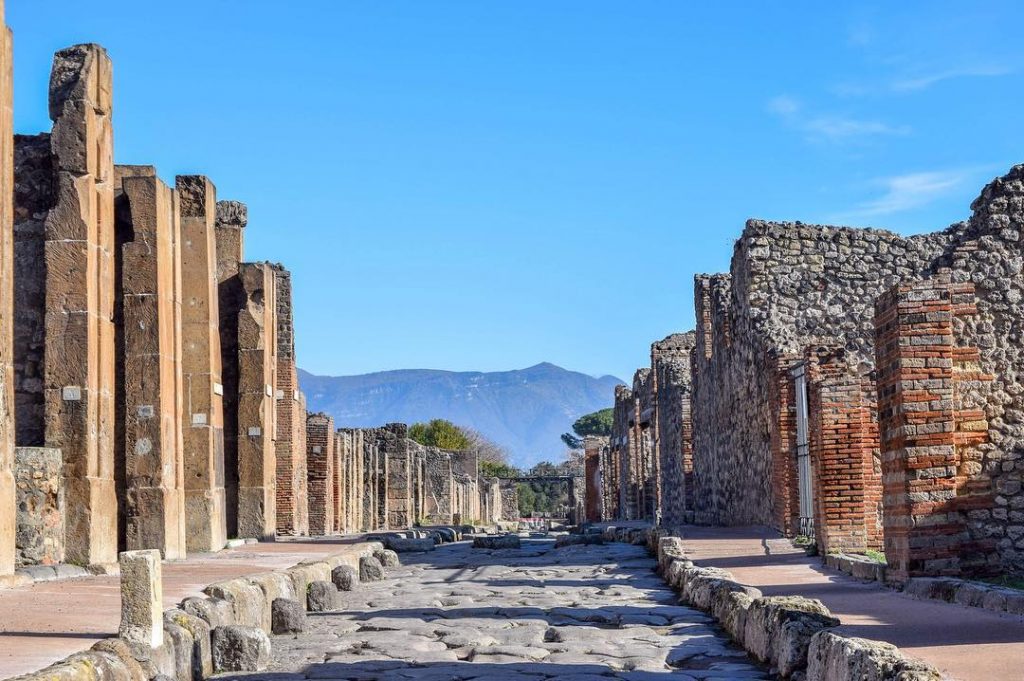 Running through the streets of Pompeii #travel #traveldiary #traveldiaries #travelphotography #worldtravel #iamtb #atalantaworld #lonelyplanet&hellip;