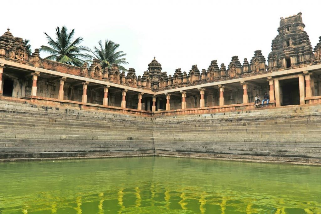 ರವಿಯ ರಾಶಿಯಲಿ ಹೊನ್ನ ರಶ್ಮಿಯಲಿ ಜನಿಸಿತೊಂದು ರೂಪ ಬೆಳಕಿನ ಚೆಲುವೆ ಸುಳಿದಳು ಬಳುಕುತ ಇಳೆಗೆ ಇಳಿದಳು ಉಷೆಯ ರಂಗಿನಲ್ಲಿ&hellip;